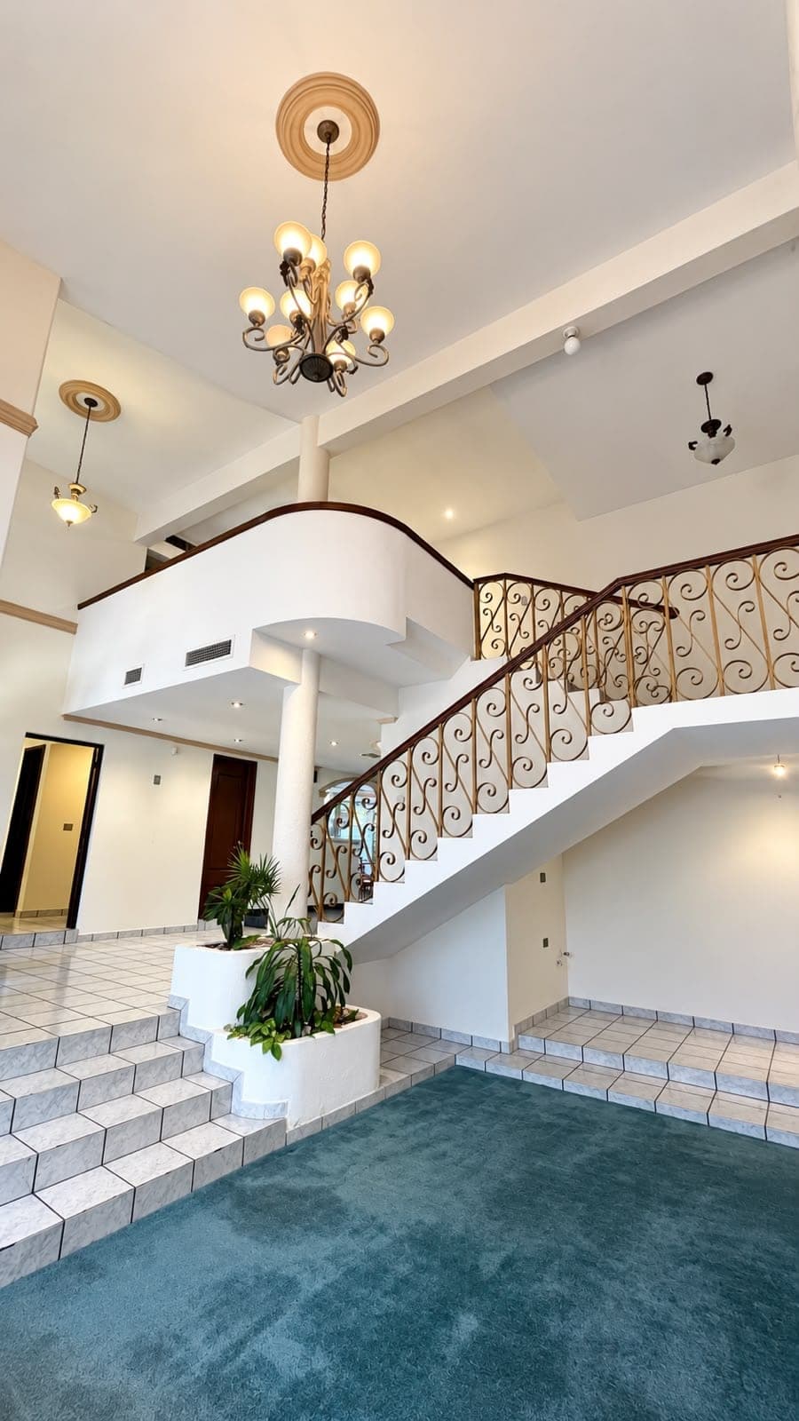 CASA GRANDE RESIDENCIAL | VENTA AL PONIENTE DE HERMOSILLO
2 PLANTAS | 4 RECÁMARAS | 5 BAÑOS
$9,700,000
Por debajo del precio de estimación de valor.
Acepta todos los créditos.
Una residencia de 2 plantas con amplios espacios, excelente equipamiento y ubicación privilegiada, dentro de una de las zonas de mayor demanda y plusvalía de Hermosillo, rodeada de desarrollos residenciales de alto nivel.
355 m² de terreno | 469.08 m² de construcción
PLANTA BAJA
* Cochera con capacidad de hasta 4 vehículos
* Recibidor
* Sala de doble altura con espacio para minibar
* Oficina o cuarto de servicio con baño completo
* Comedor independiente
* Recámara en planta baja con baño completo
* Cocina de madera Alder con desayunador, totalmente equipada
* Cuarto de blancos
* Lavandería techada con amplio espacio de almacenamiento
PLANTA ALTA
* Amplia estancia familiar
* Baño
* Recámara principal con amplio walk-in closet y baño con jacuzzi
* Recámara secundaria con terraza, closet y vestidor
* Recámara secundaria con baño completo y closet
* Gran terraza con vista al patio
EXTERIOR
Hermoso patio diseñado para disfrutar y convivir, con: Palapa, área de asador y amplia bodega
EQUIPAMIENTO INCLUIDO
* Cocina equipada con estufa, campana, microondas y refrigerador
* Sistema de purificación de agua
* Cisterna de 20,000 litros con sistema hidroneumático
* Cámaras de seguridad y Alarma
* Cerco electrificado
* Preparación para paneles solares
* Minisplits y 2 aires centrales de 5 ton c/u
* Lámparas y Abanicos
AMENIDADES DEL RESIDENCIAL
- Privada de pocas casas, acceso controlado y vigilancia 24/7
- Área social con alberca, cancha deportiva, parque de juegos y palapa
Agenda una visita y conoce esta residencia.