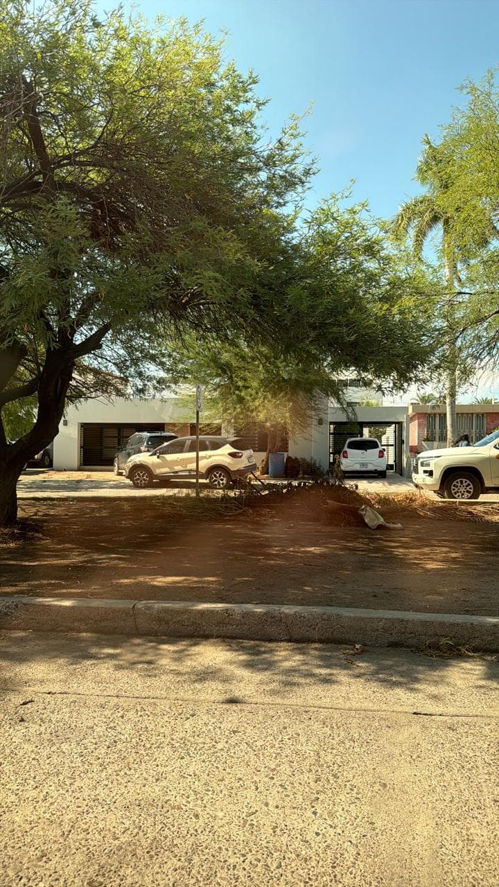 ¡Tu Nuevo Hogar Te Espera! 🏡✨
¡Descubre este increíble DEPARTAMENTO EN RENTA en la zona NORTE La Pitic! Ideal para quienes buscan comodidad y estilo de vida en un solo lugar. 💖
Precio: $18,500 MXN
Características que Encantarán:
🛏️ 2 Habitaciones amplias y luminosas
🚿 2 Regaderas para mayor comodidad
🚽 2 WC para tu privacidad
🛋️ Sala y comedor para disfrutar momentos inolvidables en familia
🍽️ Amplia cocina equipada para los amantes de la gastronomía
❄️ Refrigeración en todas las áreas, ¡perfecto para el clima! ☀️
Datos Extra que Te Encantarán:
Incluye agua, luz eléctrica e internet para que sólo te preocupes por disfrutar de tu nuevo hogar. 🖥️💡
Ubicado en una zona MUY CÉNTRICA Y MUY SEGURA, tendrás todo lo que necesitas a tu alcance. 🏙️
¡No dejes pasar esta oportunidad! Contáctanos para más información y agenda tu cita para conocerlo. 📞🏃♂️