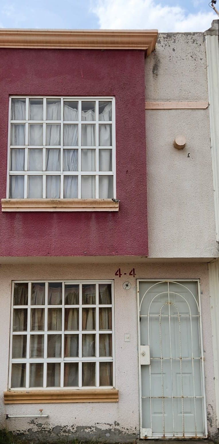 Se vende casa en excelente estado, lista para habitar, en una ubicación privilegiada dentro de la unidad.
Frente a un jardín, ideal para disfrutar de un entorno agradable y tranquilo.
Protecciones en puertas, ventanas y zotehuela
Una casa cómoda, cuidada y funcional, perfecta para quienes buscan tranquilidad, seguridad y una excelente ubicación.
¡Excelente ubicación! A solo 5 minutos del acceso principal de la unidad, donde encontrarás Farmacia Guadalajara.
Se acepta INFONAVIT y FOVISSSTE